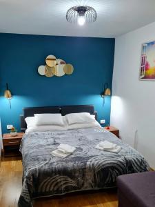 斯普利特的住宿－Inchy Accommodation，蓝色卧室,配有带2条毛巾的床