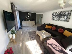 sala de estar con sofá y mesa en Nordic Villa, en Husum