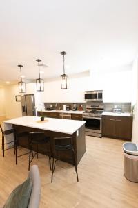 een grote keuken met een tafel en stoelen bij Stylish luxe apartment close to New york city in Union City