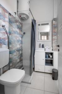 uma casa de banho com um WC e um chuveiro em Apartment Stay em Novi Sad