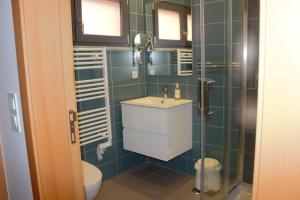 een badkamer met een wastafel en een toilet bij Relax & Travel in Almada +31 foto's