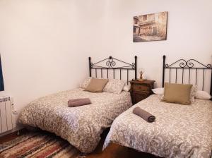 two beds sitting next to each other in a bedroom at Cortijo El Pilón in Vélez Blanco