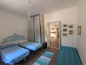 - une chambre avec 2 lits et un miroir dans l'établissement 3 bedroom country villa with 2 large verandas, à Torre Ovo