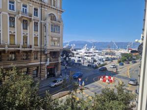 con vistas a una concurrida calle de la ciudad con coches en Pleasant home apartments, en Rijeka