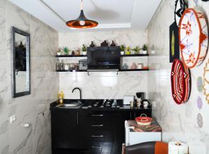 uma cozinha com um lavatório e uma bancada em Good Vibes em Rabat