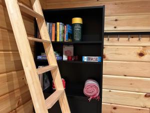 a book shelf in a cabin with books at Norra Skoga Bergvik in Ekshärad