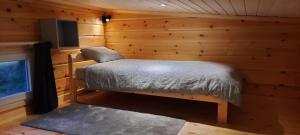a room with a bed and a tv in a cabin at Norra Skoga Bergvik in Ekshärad