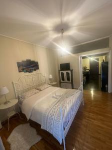 アテネにあるAlex Apartmentのベッドルーム1室(白いベッドフレーム付)