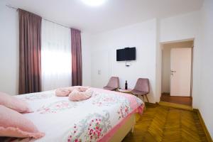 Un pat sau paturi într-o cameră la Kuća JEKA