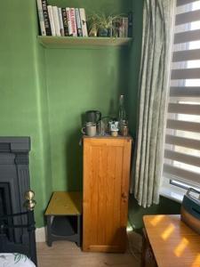 um quarto com uma estante de livros e um armário de madeira em Seaside Villa on Secluded Green em Kent