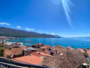 uitzicht op een stad en het water bij Villa Norvegia in Ohrid