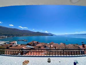 uma vista para a cidade e para a água em Villa Norvegia em Ohrid