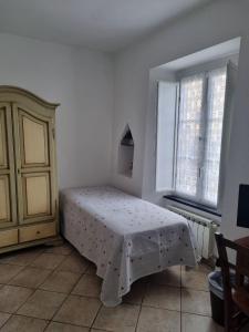 - une chambre avec un lit et un drap dans l'établissement Hotel Paese Corvara, à Beverino