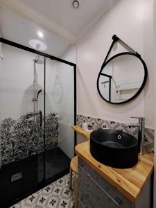 a bathroom with a black sink and a shower at A L'OMBRE DE LA TREILLE -Proche Saint-Emilion in Saint-Magne-de-Castillon