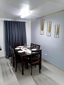 comedor con mesa de madera y sillas en Cómodo y acogedor apartamento, en Mendoza