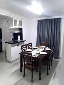 einen Esstisch und Stühle in der Küche in der Unterkunft Cómodo y acogedor apartamento in Mendoza