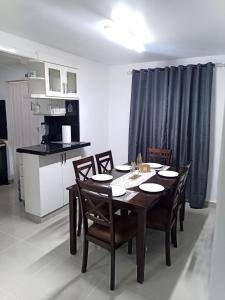 y cocina con mesa de comedor y sillas. en Cómodo y acogedor apartamento, en Mendoza