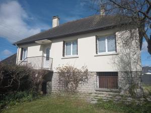 a white house with a porch and a balcony at Le Vintage 14 in Bayeux