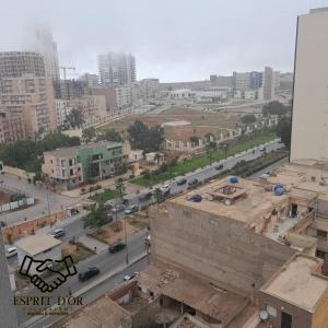 una vista aérea de una ciudad con edificios y una calle en Fernand ville oran, en Orán