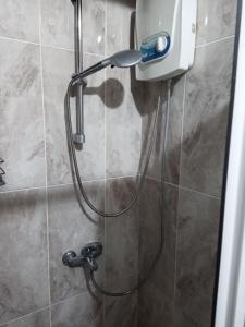 La salle de bains est pourvue d'une douche avec un pommeau de douche. dans l'établissement 2 Yatak Odalı Daire-Fethiye, à Fethiye