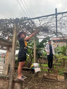 a man is standing on a wooden pole at LĨNH HƯƠNG RIVESIDE HOMESTAY in Làng Lap