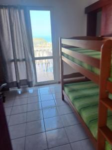 Schlafzimmer mit Etagenbett und Meerblick in der Unterkunft Apartmani Family in Dobra Voda