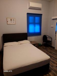 une chambre avec un lit et une grande fenêtre dans l'établissement Cottage Heights, à Nicosie