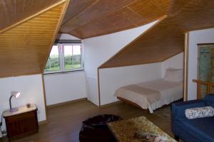 een slaapkamer met een bed en een bank in een kamer bij O sexto in Sintra