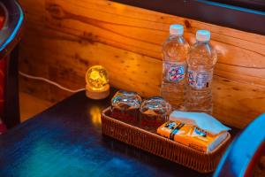 einen Tisch mit zwei Flaschen Wasser und ein paar Snacks in der Unterkunft Tam Coc Moutainside Homestay in Ninh Bình