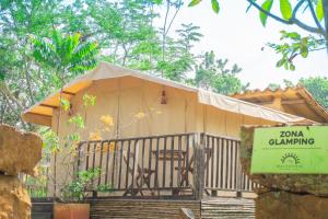 uma pequena tenda com uma mesa em frente em Hotel Hacienda Macedonia em Barichara