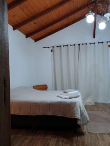 Uma cama ou camas num quarto em Chalé Torneados