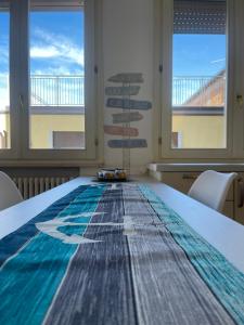 Yas Marina (Maison Porto Canale) في تشيزيناتيكو: طاولة عليها قطعة قماش في غرفة بها نوافذ