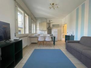 Yas Marina (Maison Porto Canale) في تشيزيناتيكو: غرفة معيشة مع أريكة ومطبخ