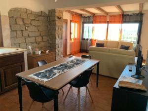 eine Küche mit einem Tisch und Stühlen im Zimmer in der Unterkunft Perla marina House in Santa Teresa Gallura
