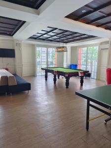 a living room with a pool table in it at 七星海景公寓 in Bang Sare