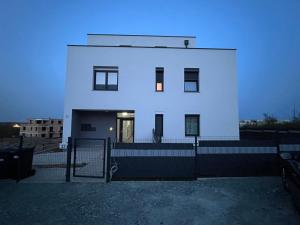 un gran edificio blanco con una ventana iluminada en Napfény Apartman ll., en Sopron