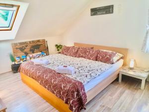 1 dormitorio con 1 cama con 2 almohadas en Apartmán Castle view, en Český Krumlov