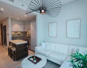 un soggiorno con divano bianco e tavolo di Dream Inn Apartments - Budget Luxury Apartments in or near Downtown Dubai, Sobha, Meydan, Business Bay and Bay Square a Dubai