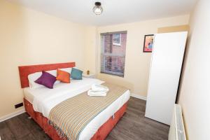 1 dormitorio con cama y ventana en Two Bedroom Luxury RB Home en Stalybridge