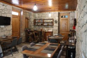 un restaurante con mesas y sillas en una habitación en Royal Edena, en Ambrolauri