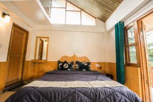 Rúm í herbergi á Hippie Panda Hostel