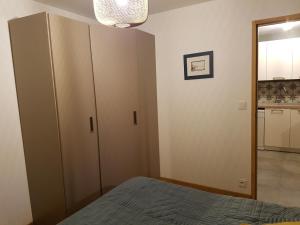 Łóżko lub łóżka w pokoju w obiekcie Séjour confort au port de Dinan