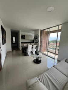 uma sala de estar com um sofá e uma mesa em Luxor apartamentos em Medellín