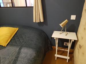 Łóżko lub łóżka w pokoju w obiekcie Séjour confort au port de Dinan