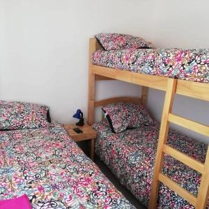 Двухъярусная кровать или двухъярусные кровати в номере Hermoso Departamento El Tabo