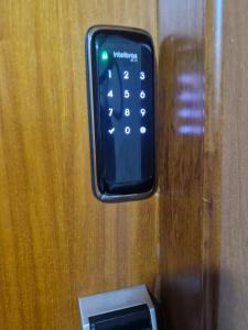 un teléfono inteligente está pegado a una pared de madera en Recanto Maravista apto Frente Mar 2 quartos en Vila Velha