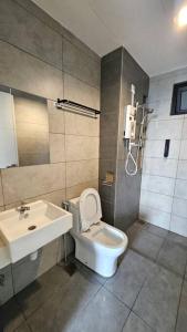 La salle de bains est pourvue de toilettes et d'un lavabo. dans l'établissement Newly Furnished Home! TrivesHome Remia Residensi GM Port Klang, à Klang