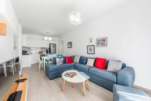sala de estar con sofá azul y mesa en Seaside Azure Haven by PS en Golem