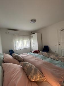 um quarto com uma cama grande com almofadas em Villa 46 - little heaven em Banja Luka