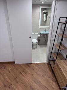 ein Bad mit einem WC und einem Waschbecken in der Unterkunft Hotel Medicis in Barcelona